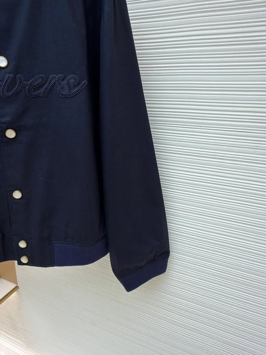 LOUIS VUITTON Little Martin Chapter Jacket ●Original version: 25400 purchased and developed ●Item number: 1680930-C55 ●Fabric: Oxford plain weave fabric ●Technology: embroidery production ●Version: fitted version ●Weight: about 790 grams ●Size: 44-46-48-50 ●Description: The fabric is made of [21s+16s Oxford plain weave], [warp and weft density 120*60], matching [cupro ammonia silk + cotton blended material lining], the front panel [positioning powder sweep template motorcycle left and right chapters], after the chapters are sewn together, there is [restored flower effect], the chapters are embroidered with [Tajima embroidery machine imported from Japan], and the bottom [non-woven cotton embroidery] Thread tatami stitch + outer short stitch hemming three-dimensional embroidery], [laser burning] to accurately cut the finished chapter, the middle microfiber material ear piece is hung with a hand-touch lacquered chain, the four-button buckle is all made of [natural seawater mother-of-pearl], the whole piece is [hand-polished to an oval shape and size], the surface is [letters engraved with a die and lathe], and [hand-made glue] is inlaid in the ancient golden base. The overall wiring is straight and delicate, the fabric is comfortable and soft, and the color is consistent without color difference. It can be matched with the same style to create a fashionable look and control various occasions. Customized accessories, complete with three standards, same style for men and women!